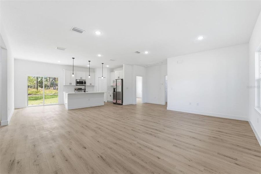 Spacious, unfurnished interior of a new home in , Citrus Springs (Image 12).