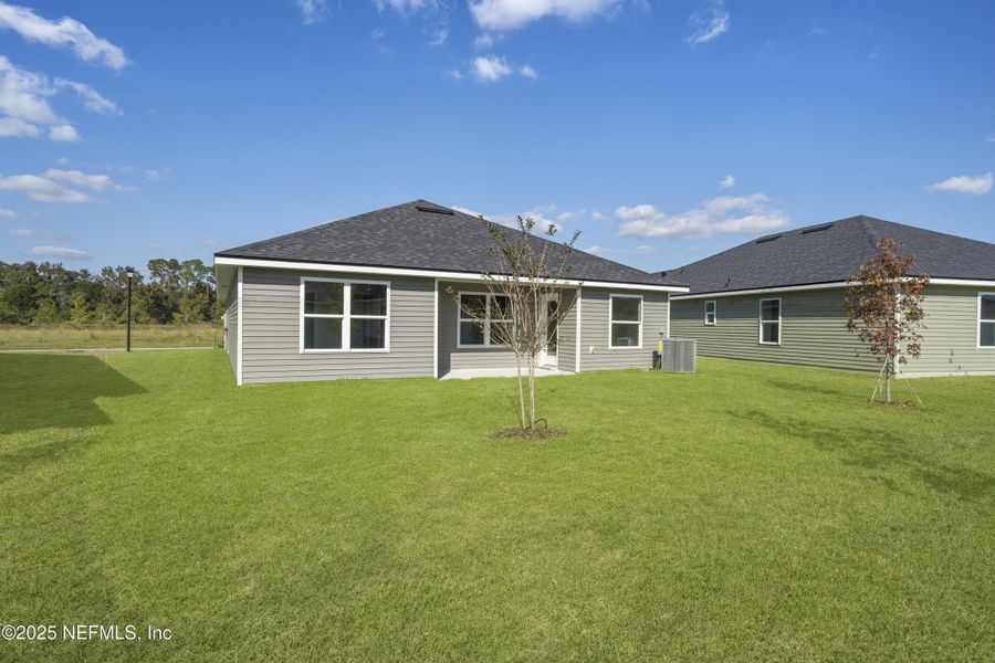 Exterior details and patio area of a home in Summerglen, Jacksonville (Image 3).