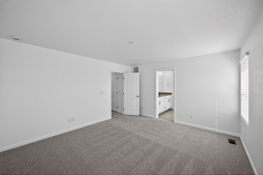 Spacious, unfurnished interior of a new home in Sky Ranch, Aurora (Image 12).