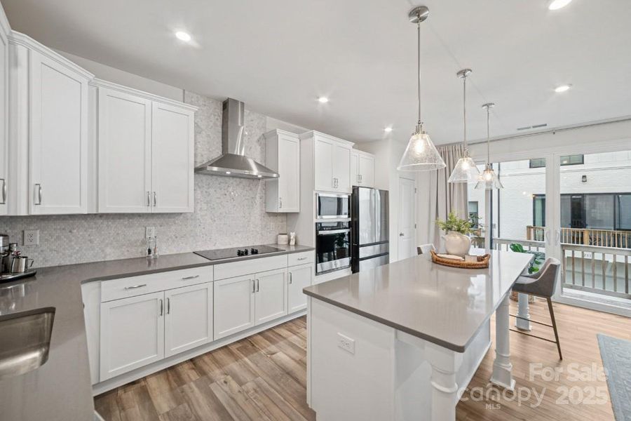 Gourmet Kitchen with Custom Pendant Lighting Gourmet Kitchen with Custom Pendant Lighting