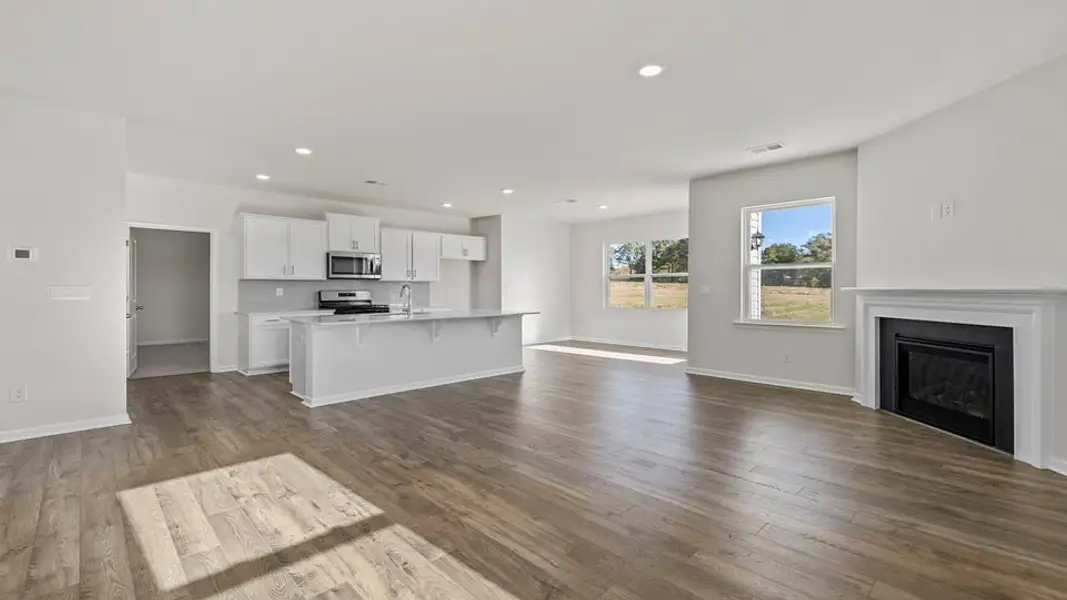 Spacious, unfurnished interior of a new home in Woodglen, Piedmont (Image 18).