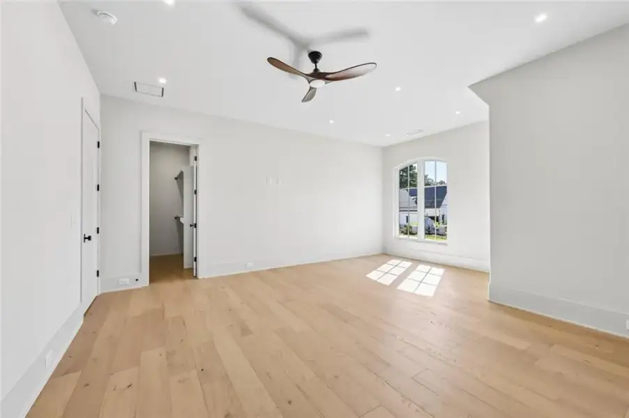 Spacious, unfurnished interior of a new home in , Alpharetta (Image 89).