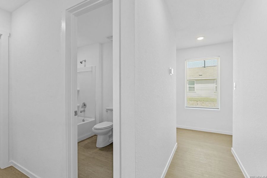 Spacious, unfurnished interior of a new home in Spring Grove, St. Hedwig (Image 13).