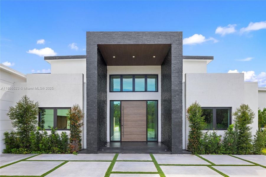 Exterior details and patio area of a home in , Southwest Ranches (Image 2).