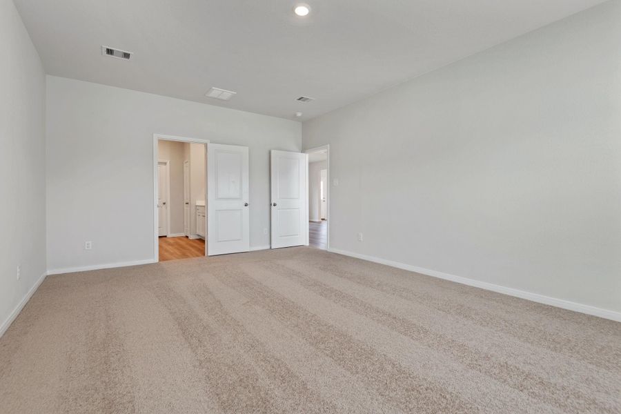 Spacious, unfurnished interior of a new home in Pinewood Trails, Cleveland (Image 11).
