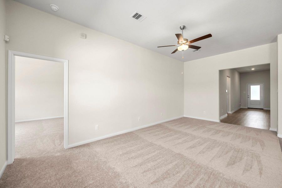 Spacious, unfurnished interior of a new home in Lago Mar, Texas City (Image 8).