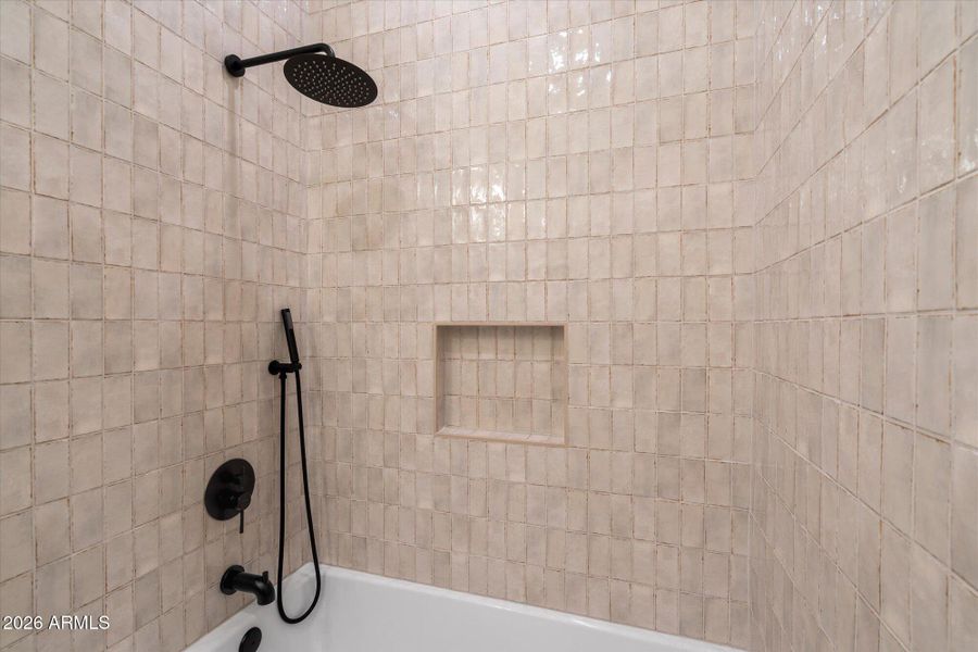 Tiled Tub/Shower w Built-In Niche