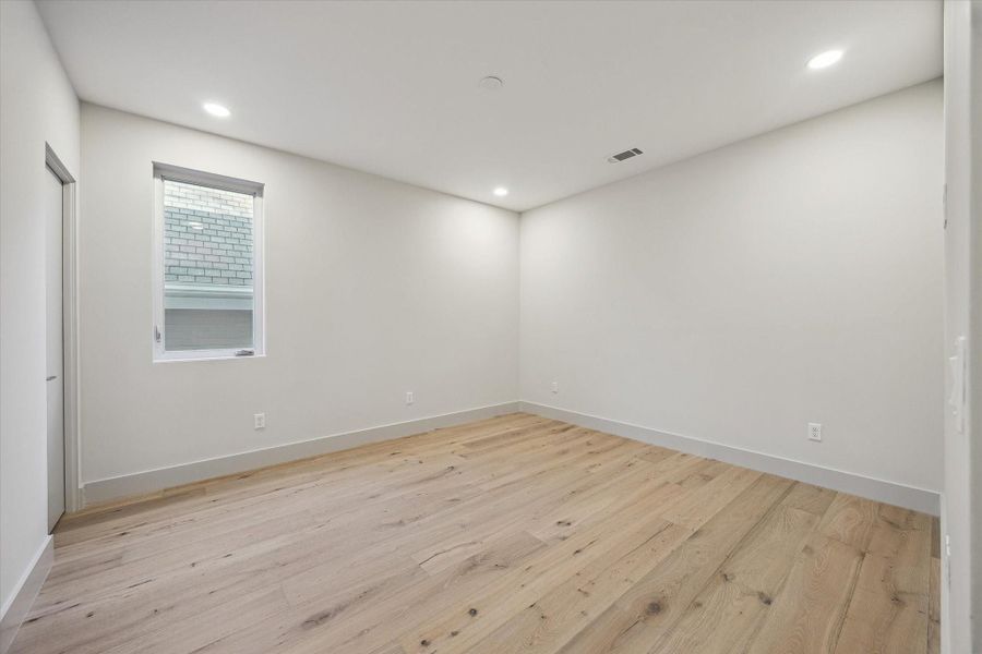 Spacious, unfurnished interior of a new home in , Houston (Image 23).