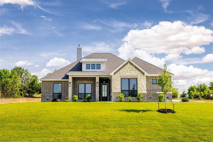 Craftsman house featuring a front lawn