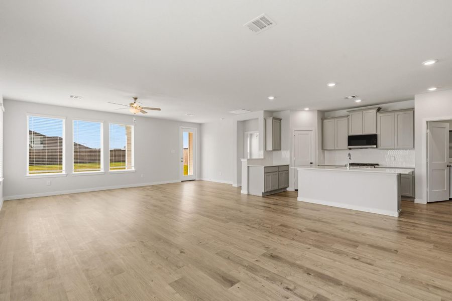 Spacious, unfurnished interior of a new home in Fulshear Lakes, Fulshear (Image 12). Spacious, unfurnished interior of a new home in Fulshear Lakes, Fulshear (Image 12).