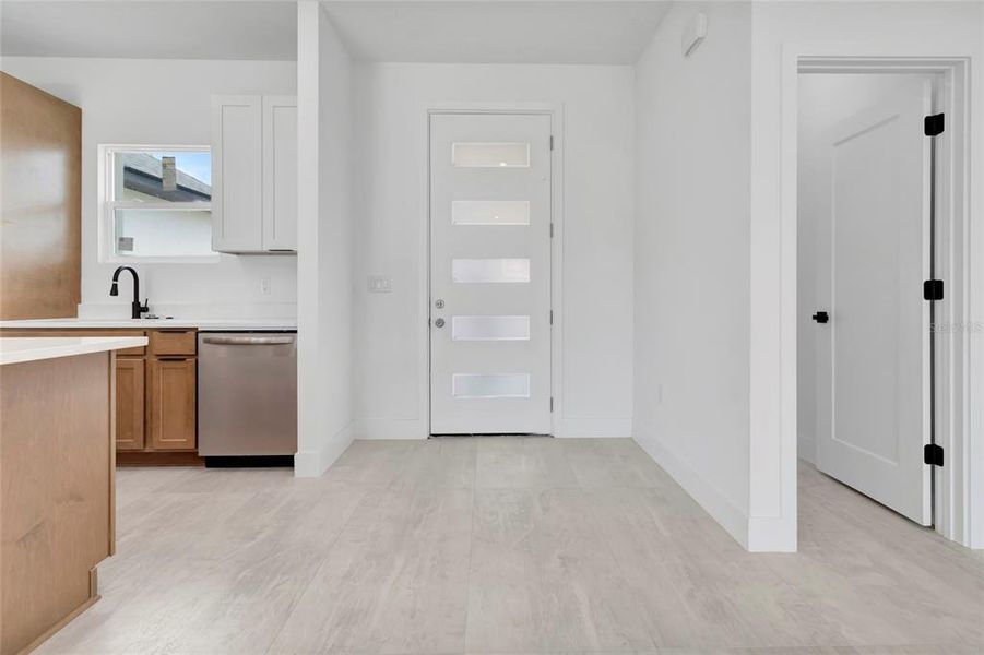 Spacious, unfurnished interior of a new home in , Ocala (Image 11).
