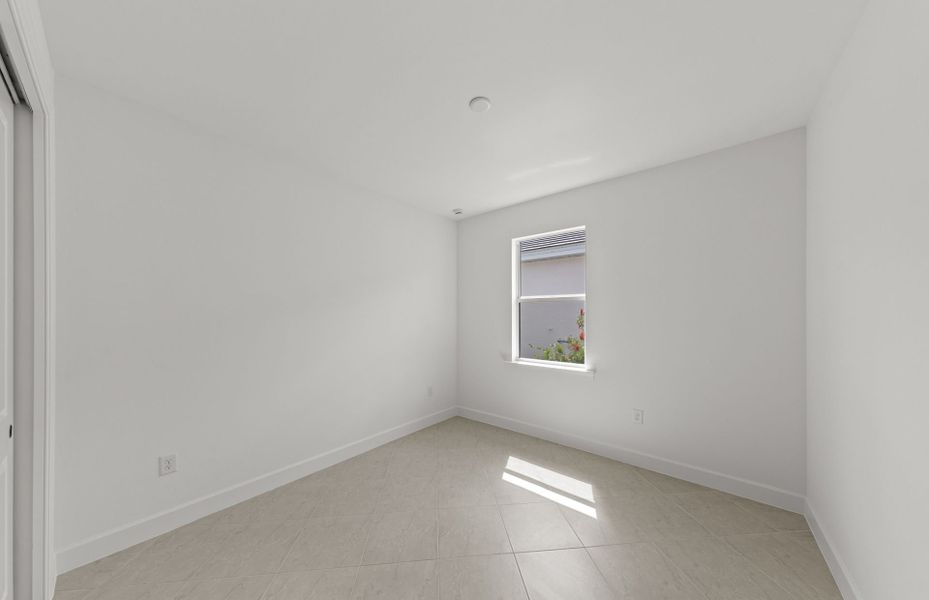Spacious, unfurnished interior of a new home in Del Webb Oak Creek, North Fort Myers (Image 9).