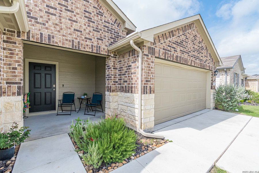 Exterior details and patio area of a home in Arroyo Ranch, Seguin (Image 24).