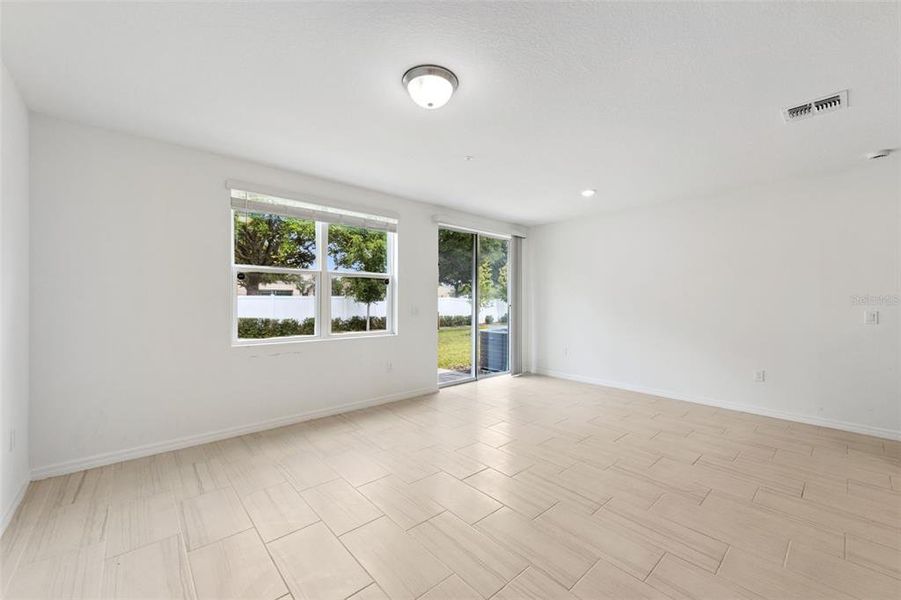 Spacious, unfurnished interior of a new home in , Orlando (Image 18).