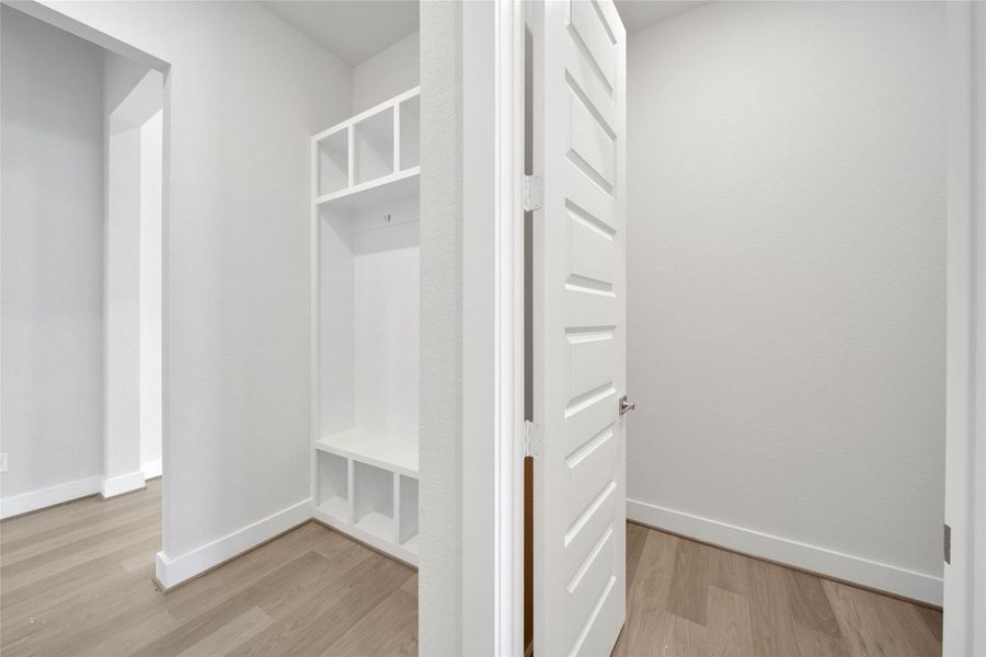 Spacious, unfurnished interior of a new home in Magnolia Bend, Rosharon (Image 36).