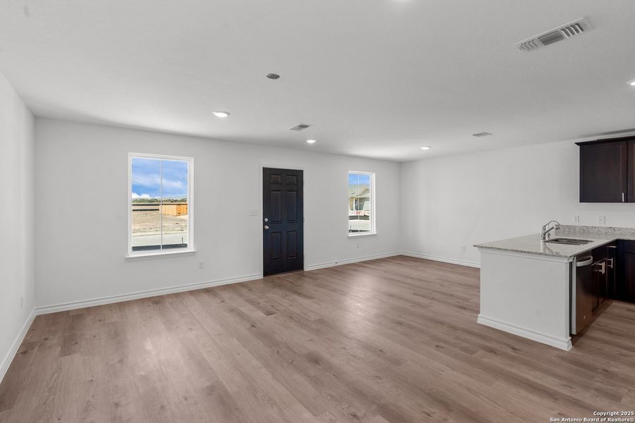 Spacious, unfurnished interior of a new home in Vista Real, Converse (Image 24).