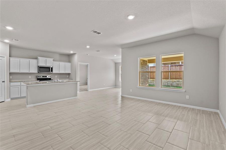 Spacious, unfurnished interior of a new home in Meadowbrook Estates, Cleburne (Image 23).