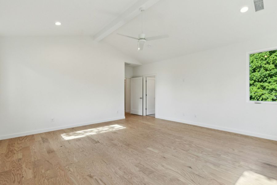 Spacious, unfurnished interior of a new home in , Dallas (Image 29).