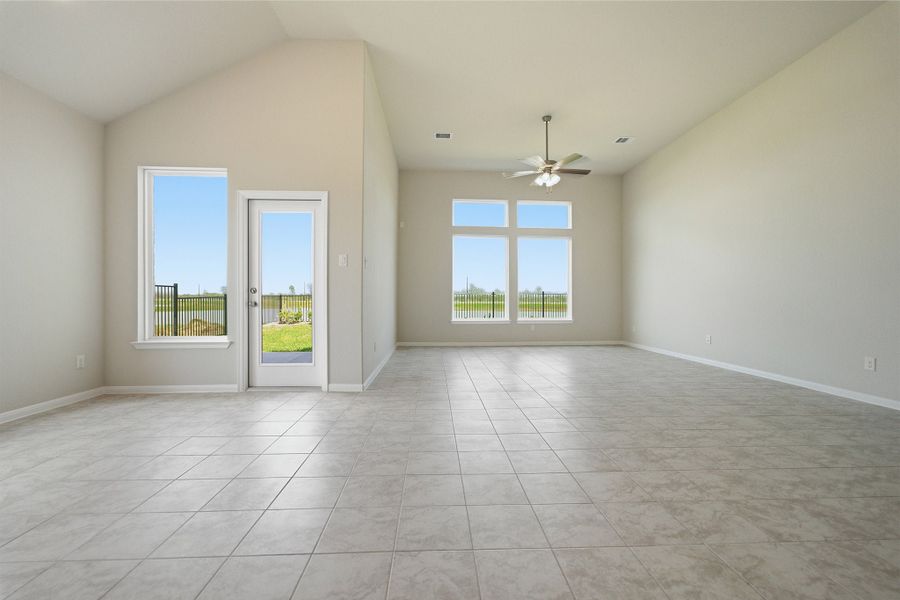 Spacious, unfurnished interior of a new home in Canterra Creek, Rosharon (Image 24).