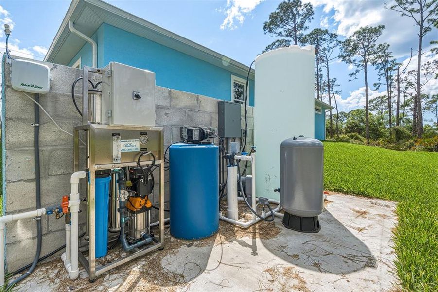 Exterior details and patio area of a home in , Port Charlotte (Image 31).