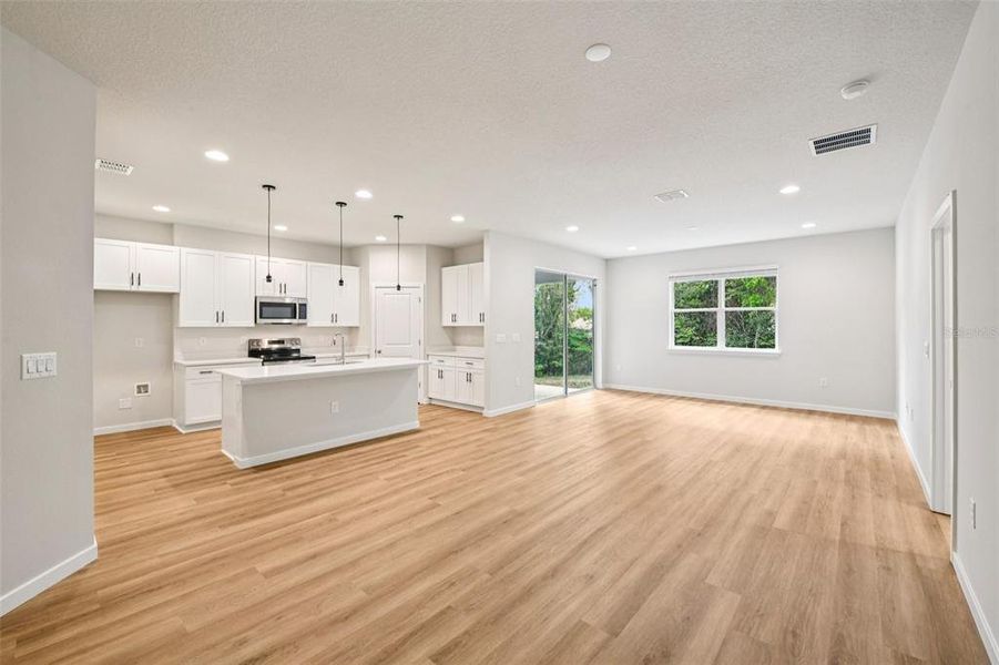 Spacious, unfurnished interior of a new home in , Deland (Image 12).