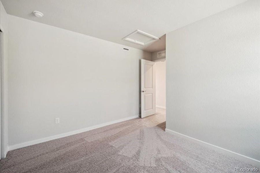 Spacious, unfurnished interior of a new home in Coyote Creek, Fort Lupton (Image 20).