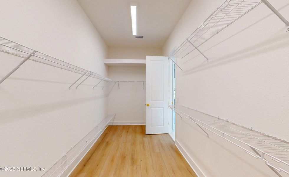 Spacious, unfurnished interior of a new home in Seven Pines, Jacksonville (Image 10).