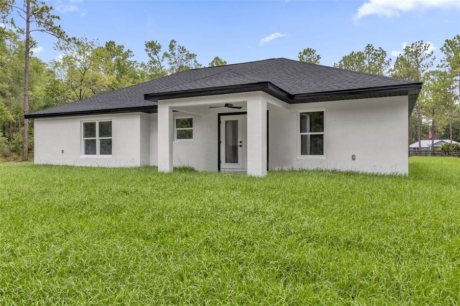 Exterior details and patio area of a home in , Dunnellon (Image 20).
