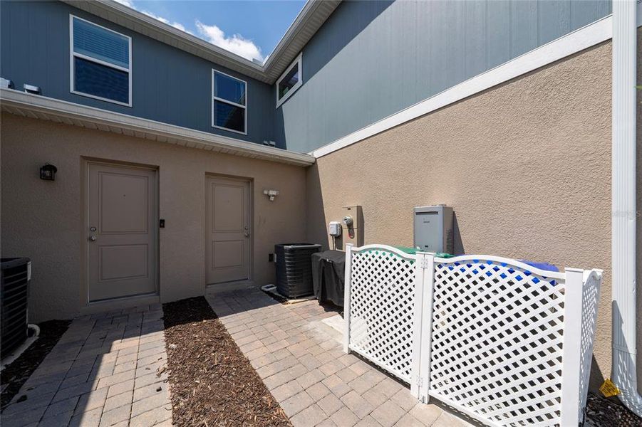 Exterior details and patio area of a home in , Winter Garden (Image 3).