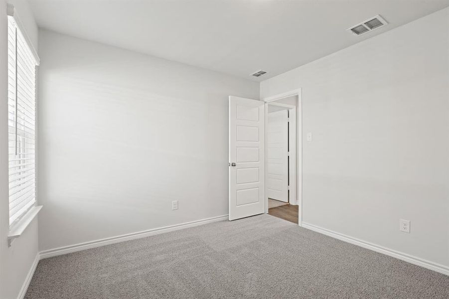 Spacious, unfurnished interior of a new home in Sycamore Landing, Fort Worth (Image 10).
