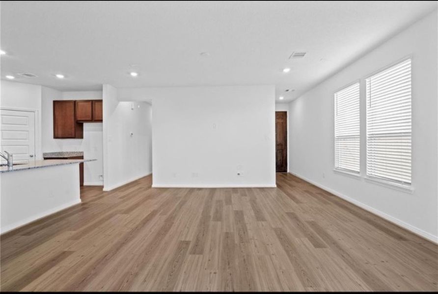 Spacious, unfurnished interior of a new home in Sunterra, Katy (Image 15).