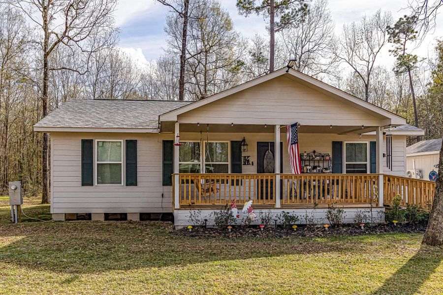 Exterior details and patio area of a home in , Livingston (Image 18).