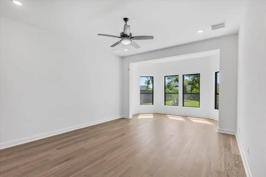 Spacious, unfurnished interior of a new home in , Missouri City (Image 40).
