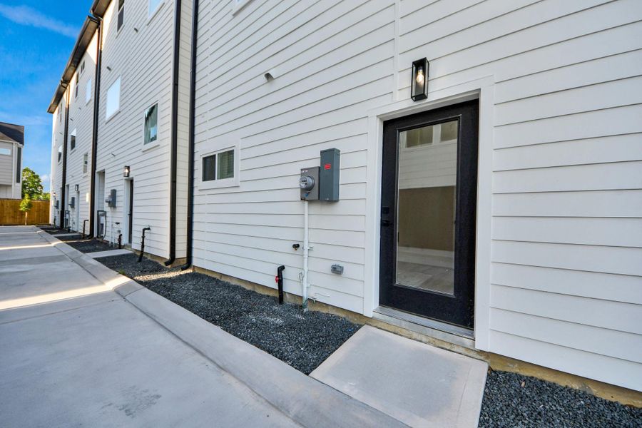 Exterior details and patio area of a home in Hammerly Blvd, Houston (Image 4).
