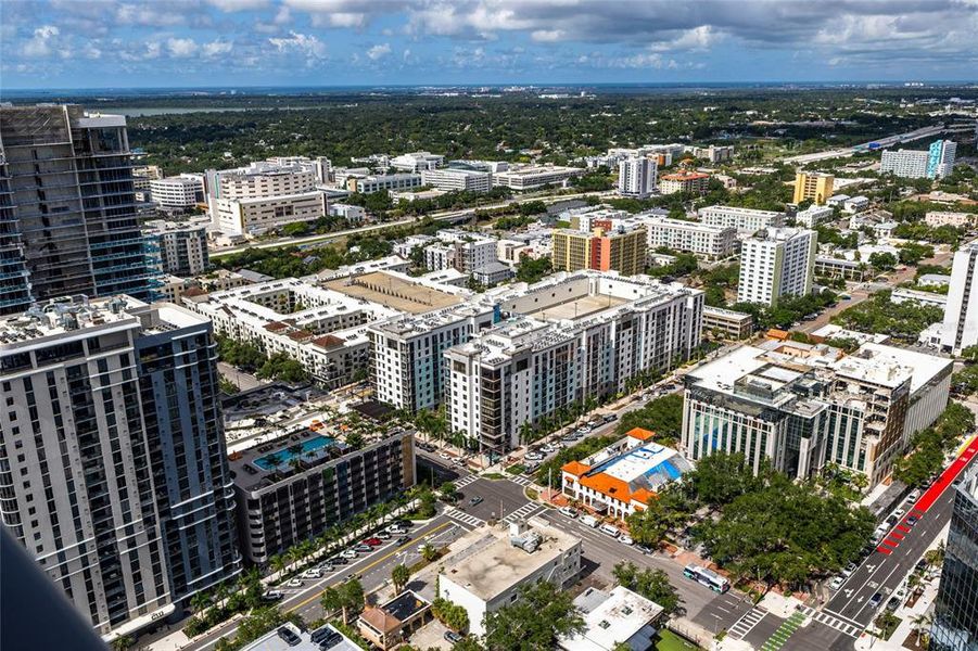 Condo located in St. Petersburg, FL showcasing its design and architecture (Image 38).