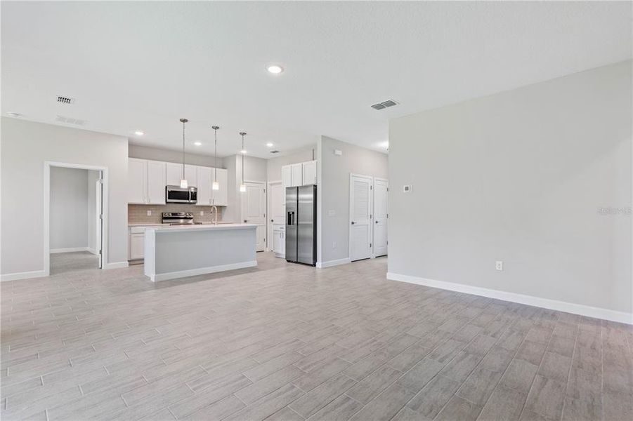 Spacious, unfurnished interior of a new home in , Cape Coral (Image 20).