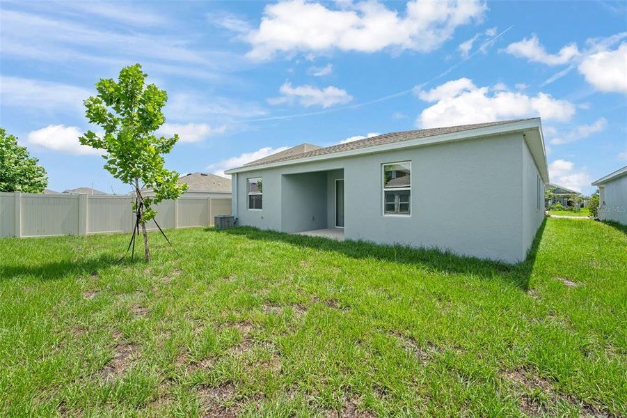 Exterior details and patio area of a home in Peace Creek Reserve, Winter Haven (Image 4).