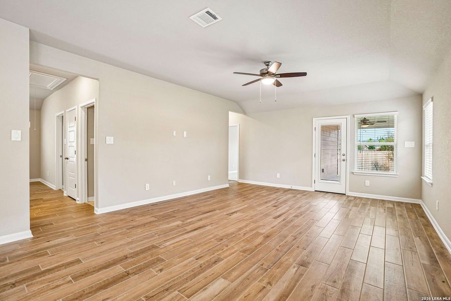 Spacious, unfurnished interior of a new home in Sagebrooke - Premier Series, San Antonio (Image 31).