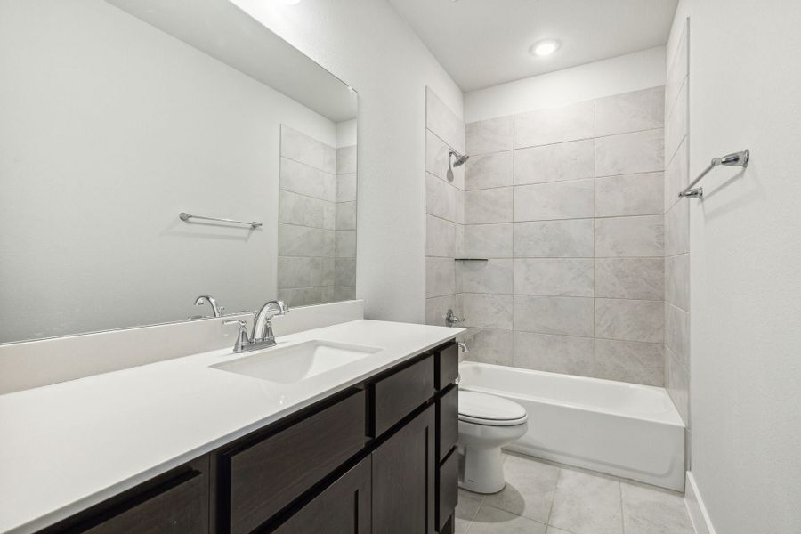 Representative furnished interior of a home built from the Cardinal by Centre Living Homes in Dove Hollow, Waxahachie (Image 9).