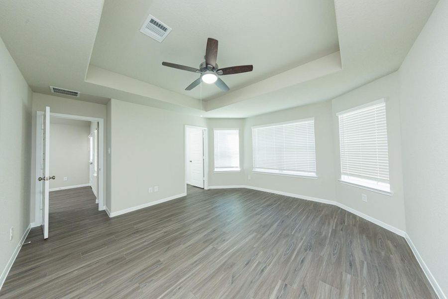Spacious, unfurnished interior of a new home in Mackenzie Creek, Conroe (Image 15).