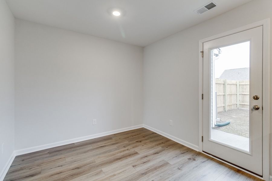Spacious, unfurnished interior of a new home in Astoria, Columbia (Image 17).