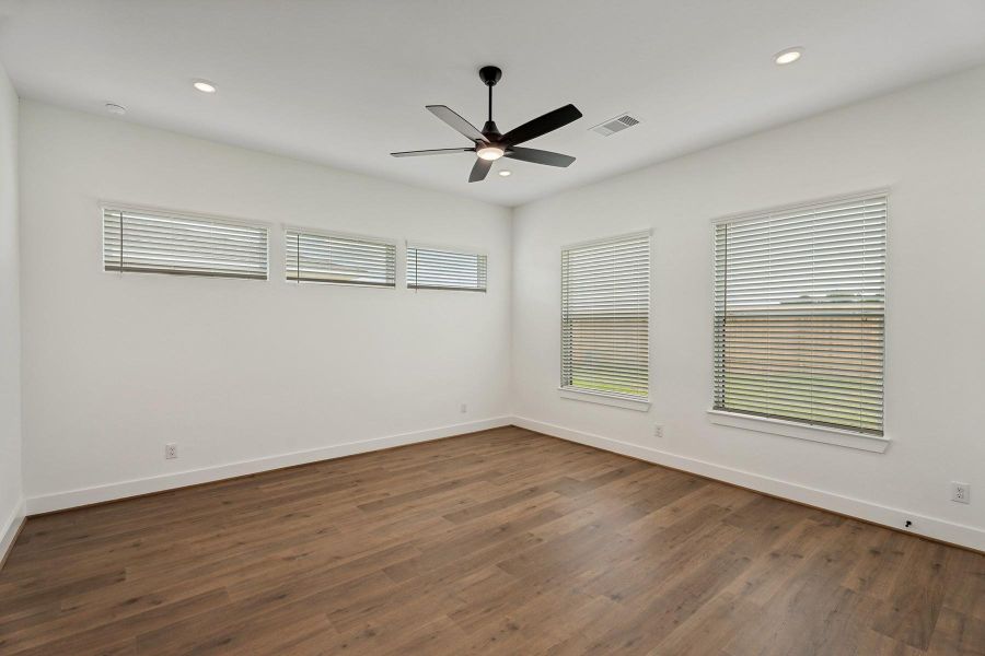Spacious, unfurnished interior of a new home in Hallimore Ranch, Rosenberg (Image 14).