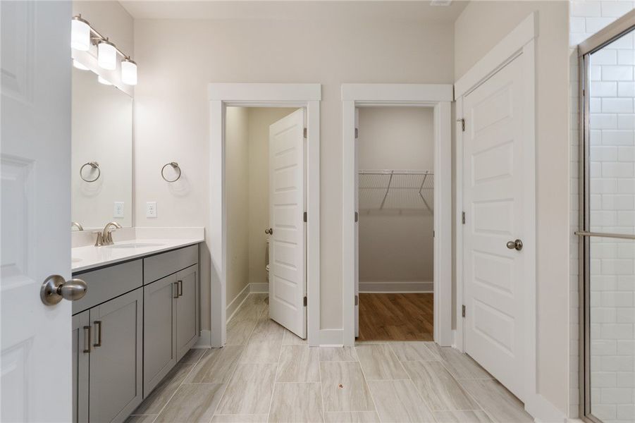 Furnished interior view inside a new home in Eagle Creek, Central (Image 11).