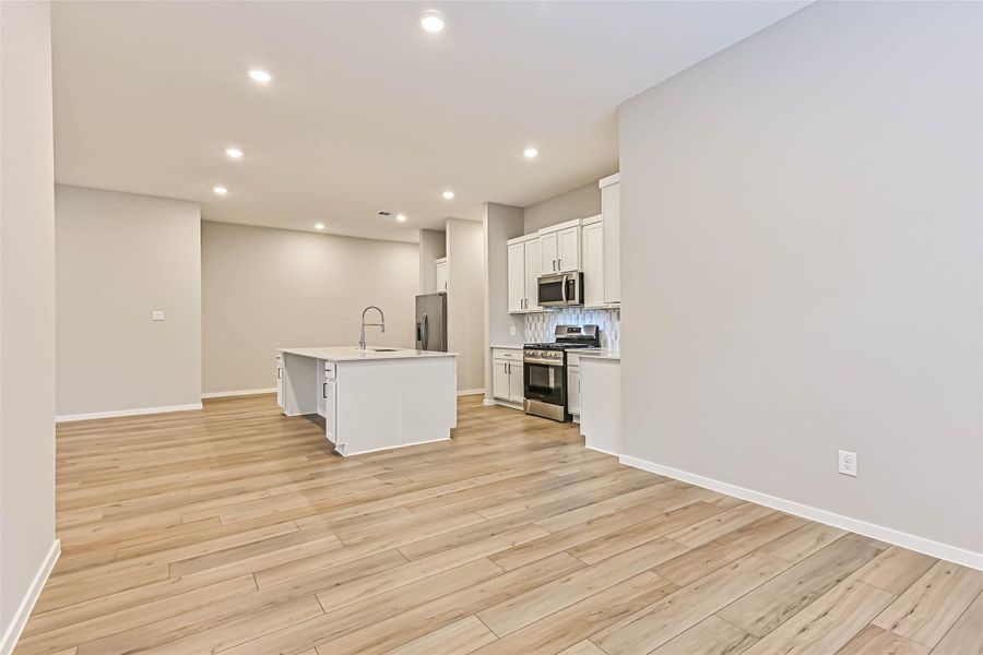 Spacious, unfurnished interior of a new home in Lago Mar, Texas City (Image 35).