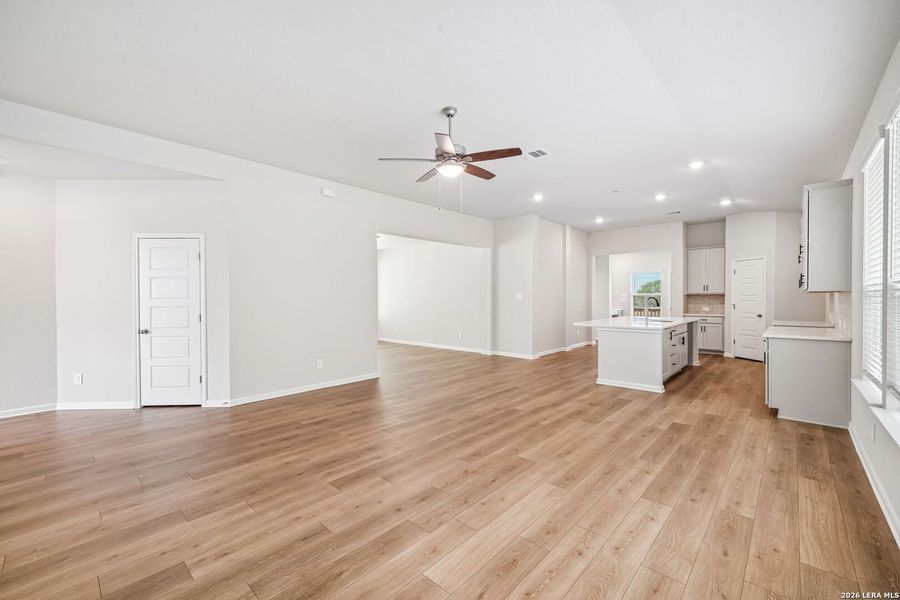 Spacious, unfurnished interior of a new home in Thomas Pond, San Antonio (Image 21).