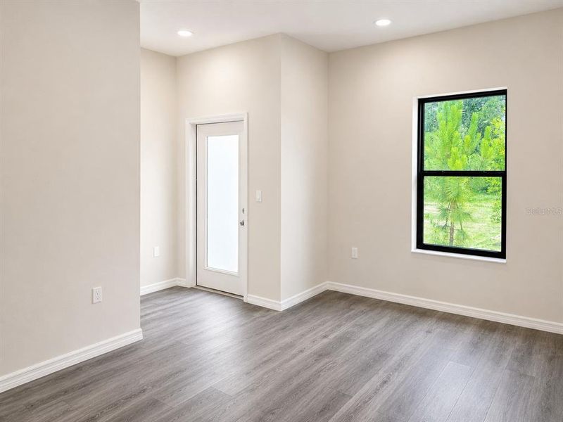 Spacious, unfurnished interior of a new home in , Tampa (Image 19).