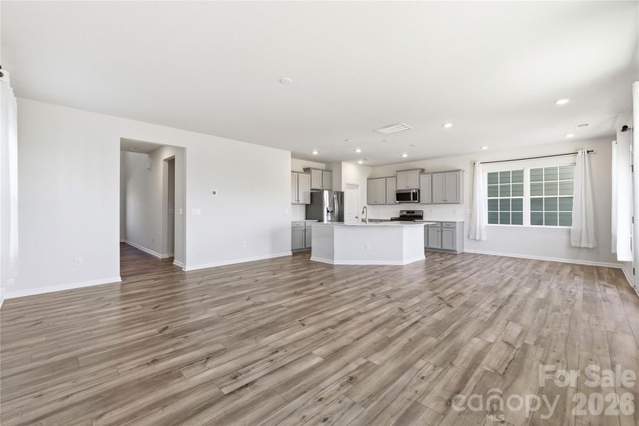 Spacious, unfurnished interior of a new home in Elizabeth, Fort Mill (Image 28).