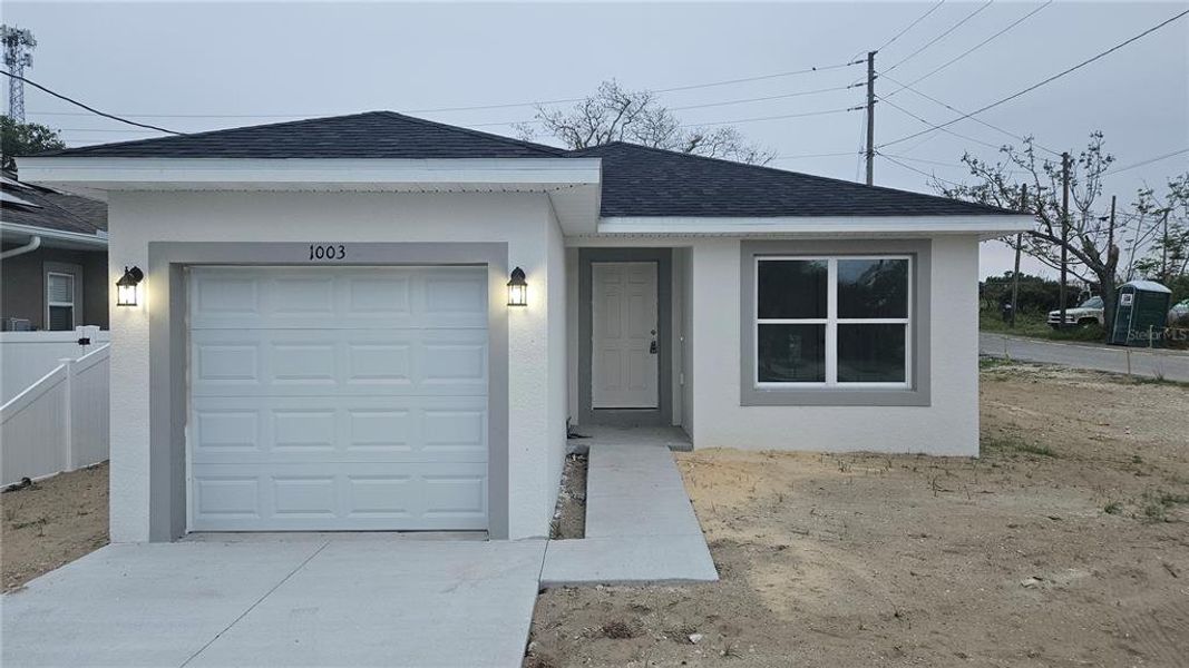 Exterior details and patio area of a home in , Haines City (Image 3).
