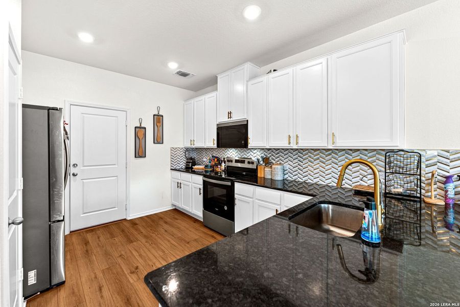 Furnished interior view inside a new home in Berry Springs, Georgetown (Image 10).