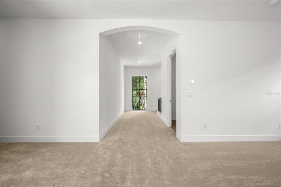 Spacious, unfurnished interior of a new home in , Sarasota (Image 27).